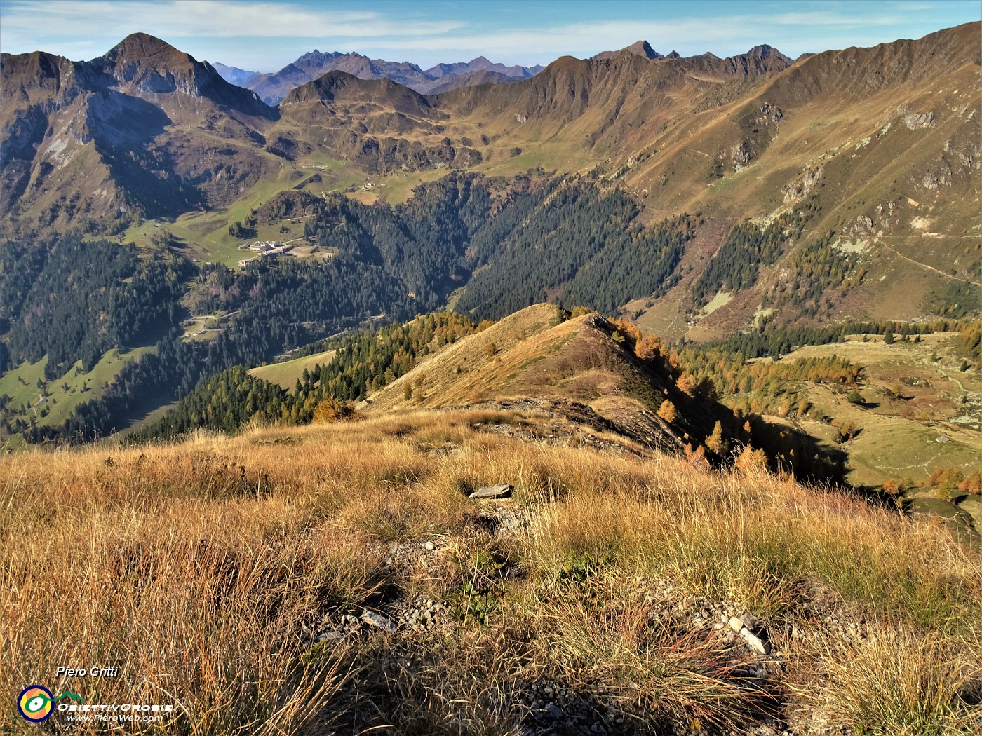 29 Sguardo sulla serie di dossi saliti  dalla Baita Nuova verso la cima dell'Arete.JPG